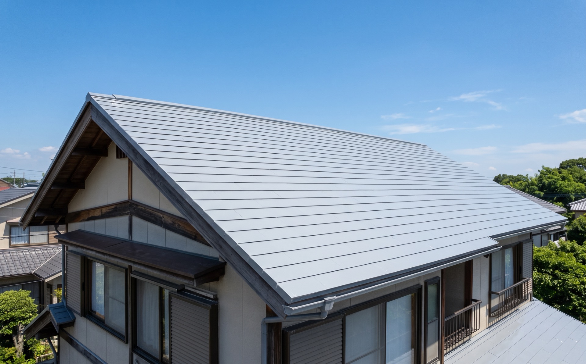 塗装を終えた住宅の屋根